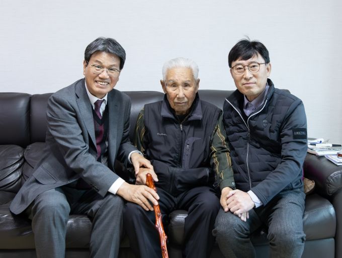 청양군, 2025년 장수지팡이 청려장 전달