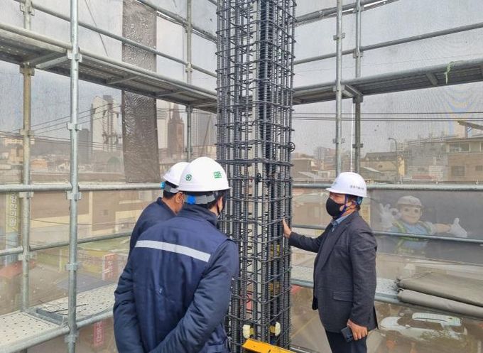 점검반이 건축공사장을 점검하고 있다.