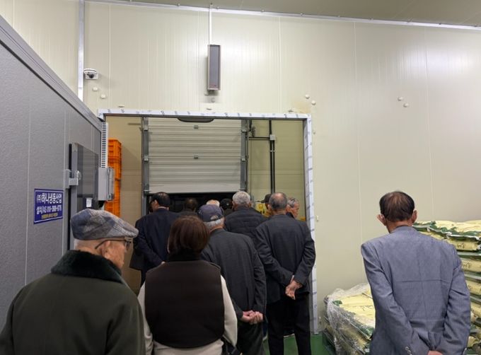 대한노인회 청양군지회 직원과 경로당 분회장들이 대치면 먹거리종합타운을 둘러보며, 무상급식 및 공공급식 사업 관련 현장을 점검하고 있는 모습