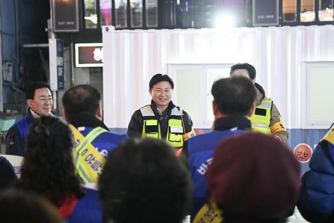 조용익 부천시장이 지난 25일 부천역 피노키오 광장 미디어안전센터 앞에서 시민대책위원회 가두캠페인에 대해 감사인사를 전하고 있다.