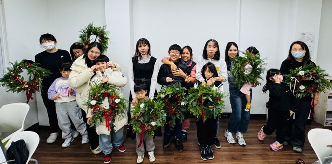 금산군가족센터 가족사랑의 날 크리스마스 플라워 리스 만들기 기념사진