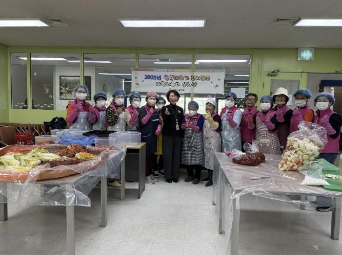 지난 26일 구리시 보건소 구내식당에서 사랑나누미 회원들이 사랑의 온정이 담긴 김장김치를 직접 만들고 전달했다.