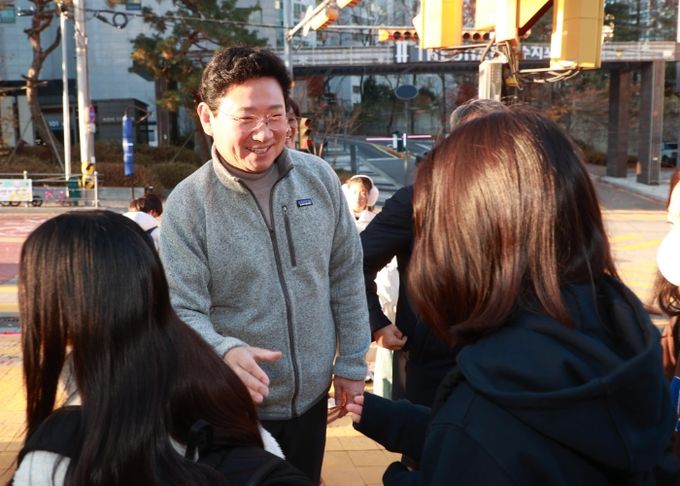 이상일 용인특례시장은 28일 상현초 교통지도 봉사에 참여해 통학로 안전을 점검했다