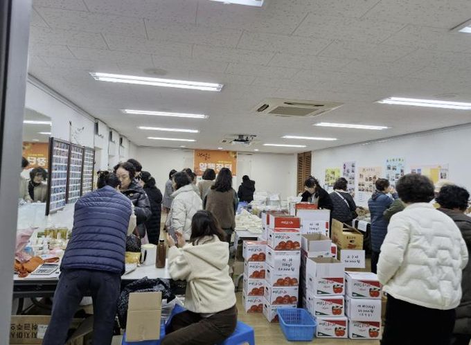 엄마줌마 알뜰장터 및 작품 전시회 현장 모습