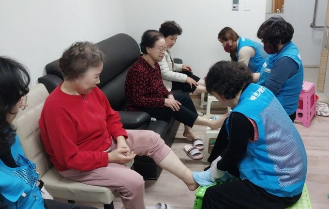 바르게살기운동 동삭동위원회, 경로당 방문해 손발 케어와 이미용 및 인지활동 봉사 펼쳐