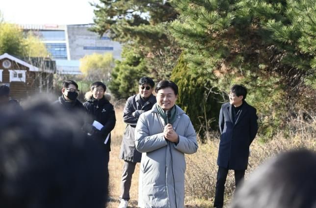 조용익 부천시장이 2일 상동 영상문화단지에서 열린 ‘틈만나면, 현장속으로’ 에 참석해 파크골프장 설치 계획을 이야기하고 있다.