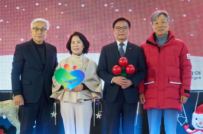 김석필 천안시장 권한대행 부시장이 3일 천안시청 로비에서 열린 연말집중모금 희망2026 나눔캠페인 성금 순회모금 행사 참가자들과 기념촬영을 하고 있다.