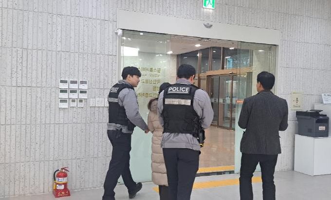 수원시가 ‘악성·반복 민원 대응 모의훈련’을 하고 있다.