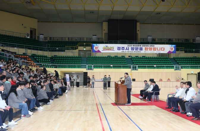 7일 경주실내체육관에서 열린 ‘2025 해오름 생활체육 대축전’ 개회식에서 주낙영 경주시장이 환영사를 하고 있다. 이날 행사에는 경주·울산·포항 생활체육인 500여 명이 참석했다.