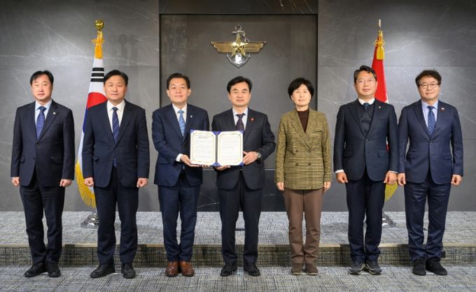 이재준 수원시장(왼쪽 세 번째)과 수원 지역 국회의원 5명이 안규백 국방부장관(왼쪽 4번째)에게 ‘수원 군 공항 이전의 국가전략 사업화를 위한 공동 건의문’을 전달한 후 함께하고 있다. 왼쪽부터 김준혁 의원, 김영진 의원, 이재준 시장, 안규백 장관, 백혜련 의원, 김승원 의원, 염태영 의원. 국방부 제공.