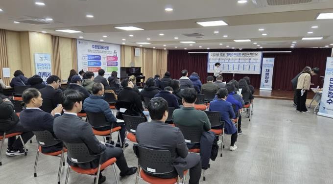 ‘12월 일자리 두드림 구인·구직의 날’ 채용 행사를 찾은 구직자들.