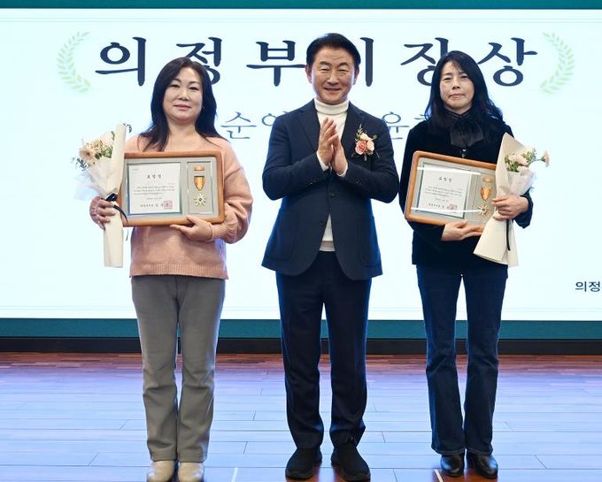 김동근 시장이 12월 9일 의정부시 가족센터의 ‘2025년 아이돌봄 지원사업 성과공유회’에서 우수 아이돌보미들에게 표창장을 수여한 뒤 함께 기념사진을 찍고 있다.