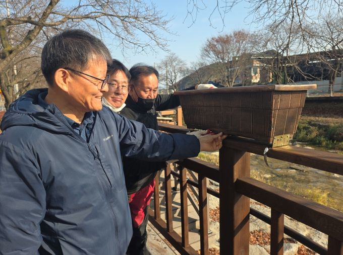 금산천·금천대교 꽃길화분 안전난간대 상부 이동 설치 테스트 모습