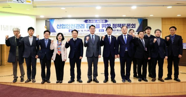 정명근 화성특례시장이 이학영 국회부의장, 권칠승 국회의원 등 참석 내빈들과 기념 촬영을 하고 있다