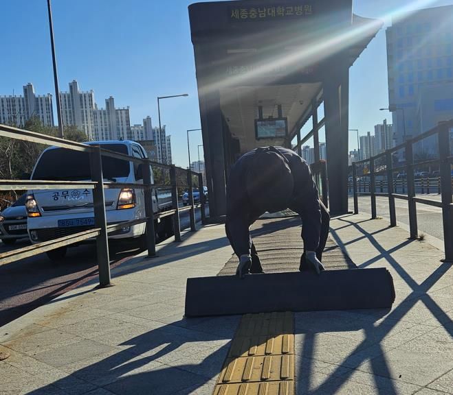 매트 설치 작업모습