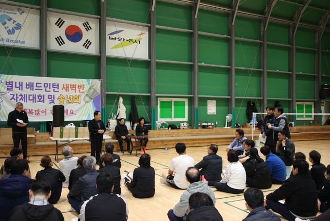 주광덕 시장이 별내배드민턴협회 정담회에서 시민 의견을 청취하고 있다.
