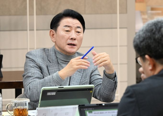 김동근 시장이 12월 17일 시청 회룡홀에서 12월 동장단 정책소통 티타임’을 진행하고 있다.