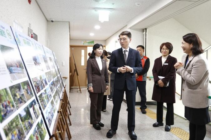 17일 오후 김성중 행정1부지사가 안성에 위치한 한길마을(사회복지시설)을 찾아 시설을 둘러보고 관계자들과 기념촬영을 하고있다.