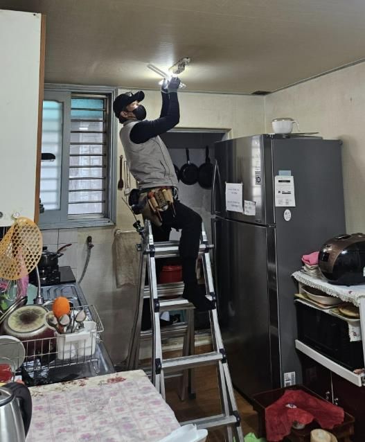 수원시 팔달구 화서1동 지역사회보장협의체, (주)전기쟁이 재능기부로 LED형광등 교체 지원해