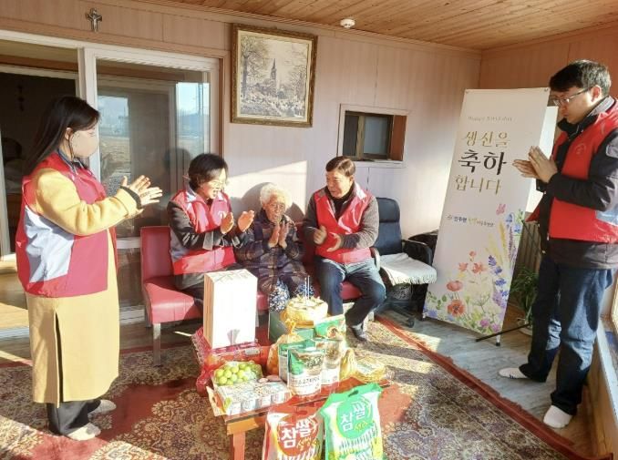 12월 생신을 맞은 어르신 가정을 방문해 생신을 축하하는 모습
