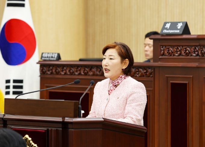 지난 18일 본회의장에서 ‘아동 유괴 범죄 대책 마련 및 방지를 위한 관련 법률 제정 촉구 건의안’에 대해 제안설명을 하고 있는 현옥순 의원의 모습.