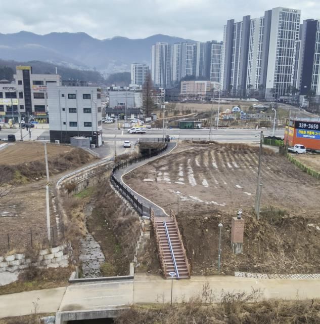 용인특례시는 모산소하천 산책로를 조성했다