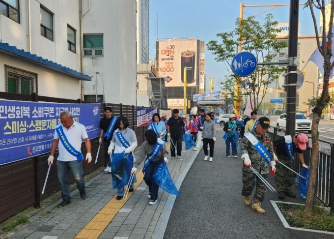 봉담읍 주민들이 대한민국 새단장 캠페인 일환으로 환경 정화 활동을 하고 있다