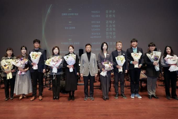 31일 시청 온누리실에서 열린 종무식에서 신상진 성남시장과 시상을 받은 우수 공무원들이 기념촬영을 하고 있다