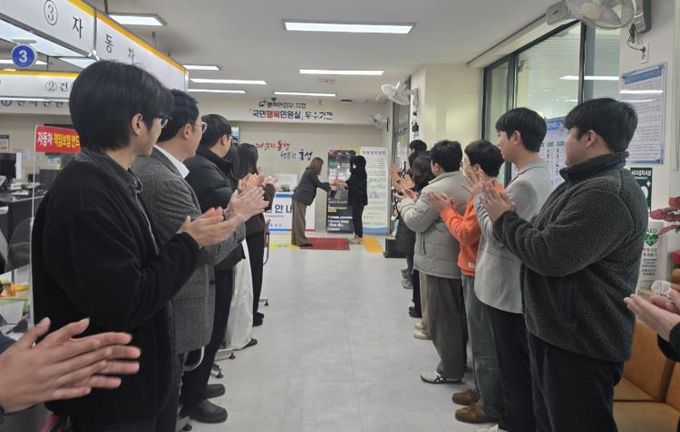 홍성군, 새해 첫날 방문 민원인에 장미꽃으로 환영