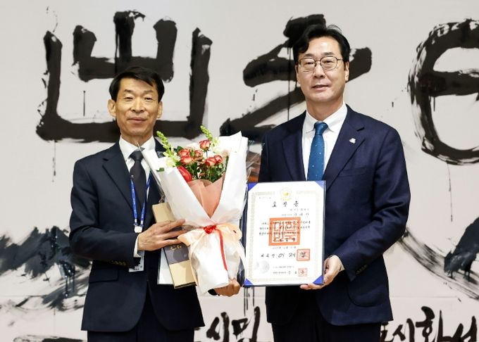 정명근 화성특례시장이 강래향 행정종합관찰관에게 대통평 표창을 수요하고 기념촬영을 하고 있다