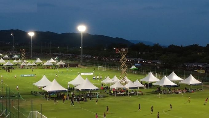 지난해 여름 경주시 알천축구장 일원에서 열린 화랑대기 국제 유소년 축구대회에서 국내외 유소년 선수들이 경기를 치르고 있다.