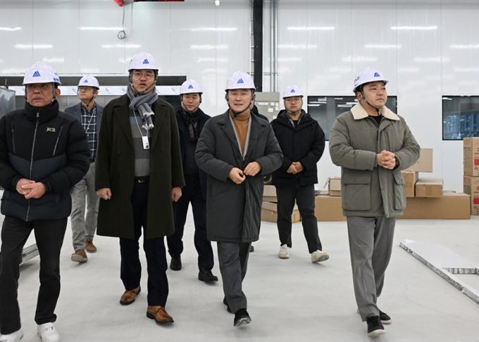 김동근 시장이 1월 6일 (주)시지메드텍 D동 건축 현장현장을 둘러보고 있다.
