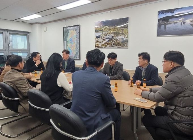 천안시는 12일 충남도와 건설·도시 분야 발전 및 현안 해결을 위한 업무협의를 진행했다.