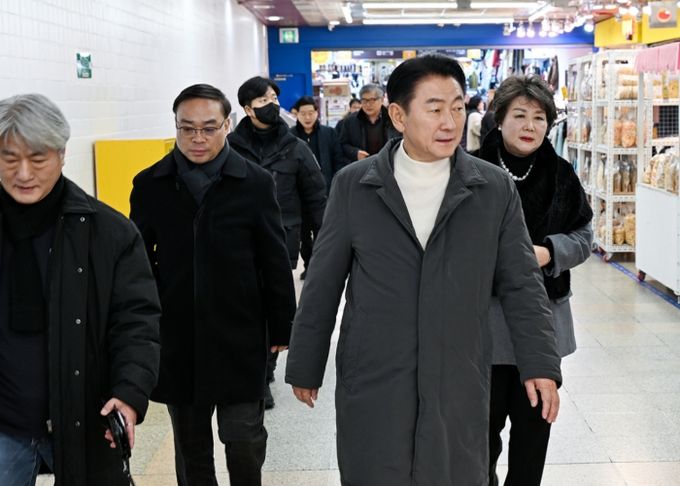 의정부시는 1월 9일 관내 주요 상권을 방문해 상인들과 소통하며 새해 민생 현장을 점검했다.