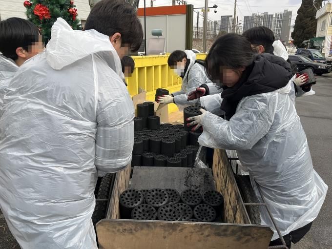 의정부시 고산동, 한길교회 빼벌마을 취약계층 위해 사랑의 연탄 나눔