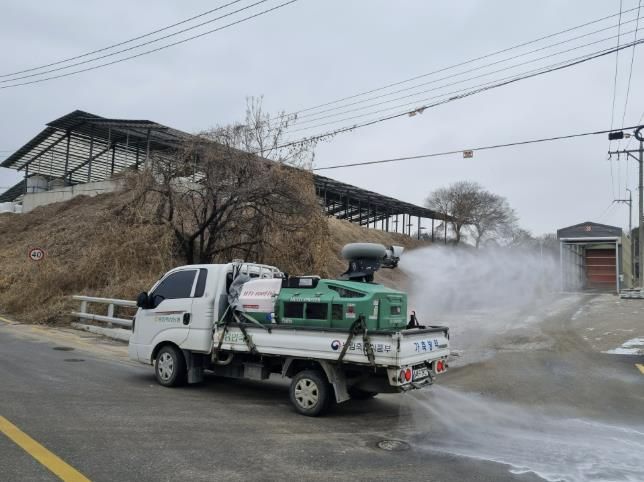 용인특례시 가축방역 공동방제단이 조류인플루엔자 차단을 위해 방역소독을 하는 장면
