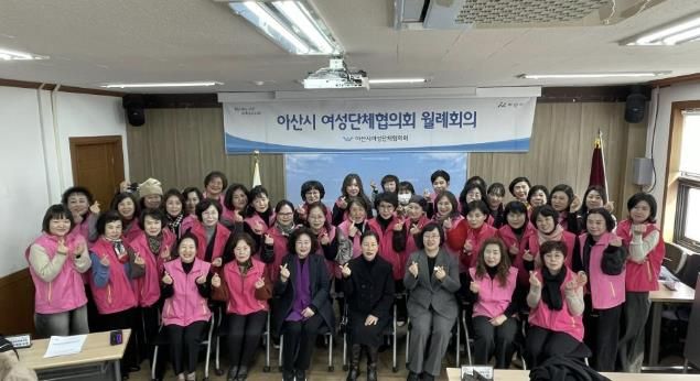 회의 후 기념사진 촬영