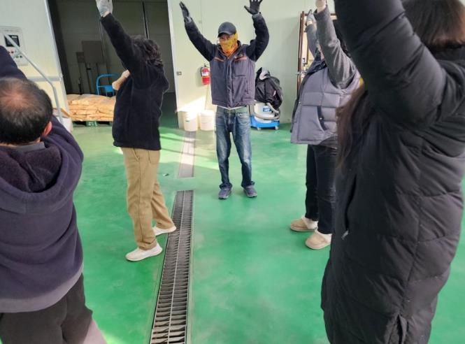 금산군농업기술센터 직원들이 사업장 안전사고 예방체조를 하고 있다.