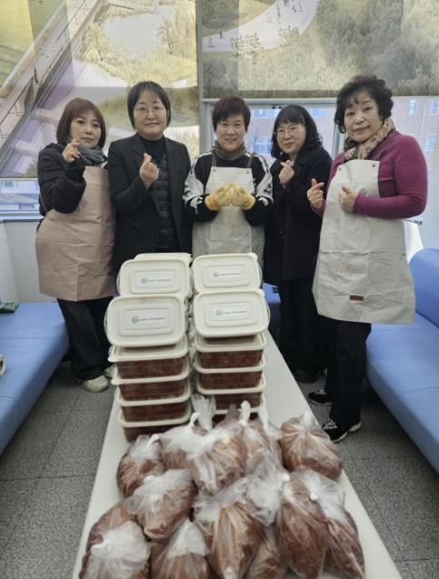 시흥시 정왕2동 지역사회보장협의체, '사랑의 장아찌 전달'로 온기 전해
