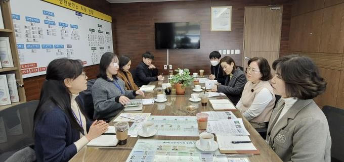 정영란 단원보건소장(오른쪽 첫번째)이 27일 단원보건소에서 안산의료복지사회적협동조합과 ‘새해 첫 업무 네트워크 구축 회의’를 진행하고 있다.