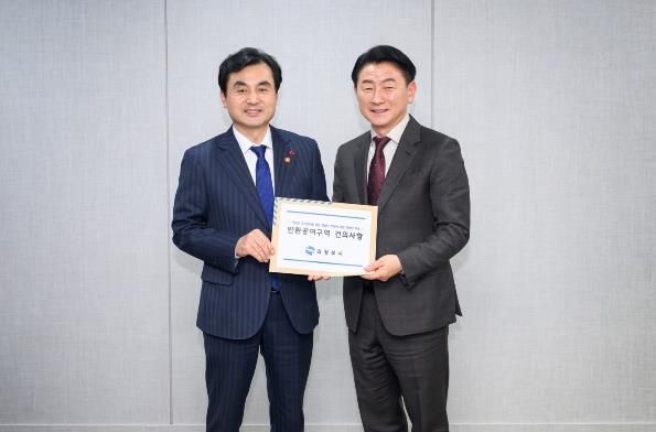 1월 28일 국방부에서 열린 ‘경기북부 미군공여구역 간담회’에서 김동근 시장(사진 오른쪽)이 안규백 국방부 장관에게 반환공여구역 관련 건의사항을 전달한 뒤 함께 기념사진을 찍고 있다.