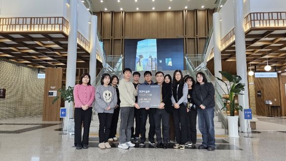 1. 천안박물관이 문화체육관광부 주관 ‘2025년 전국 공립박물관 평가인증’에서 우수기관으로 선정돼 기념촬영을 하고 있다.