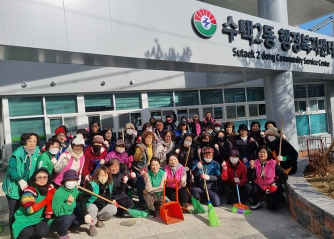 수택2동 기간단체 회원들이 청사 개청 전 대청소를 하기 위해 한마음으로 모였다