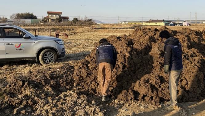 가축분뇨 퇴액비 불법 행위 단속반이 퇴비 보관 현장을 점검하는 모습