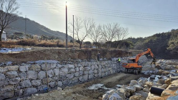 기능(항구) 복구 사업이 진행되고 있는 해미면 산수천 모습