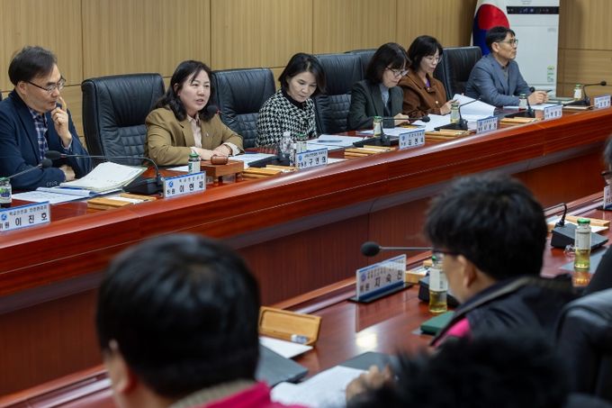 구연희 교육감 권한대행이 26일 세종시교육청 산업안전보건위원회에서 인사말을 하고 있다.