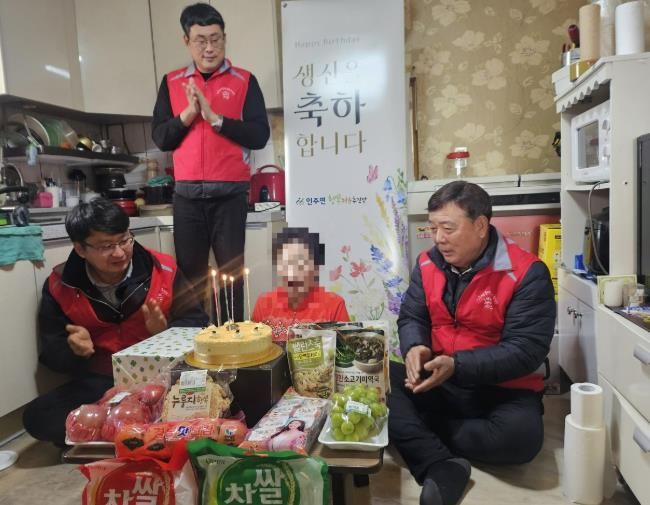 인주면 행복키움추진단원들이 저소득 독거 어르신 댁을 방문해 생신상을 차려드린 후 기념사진을 촬영하고 있다.