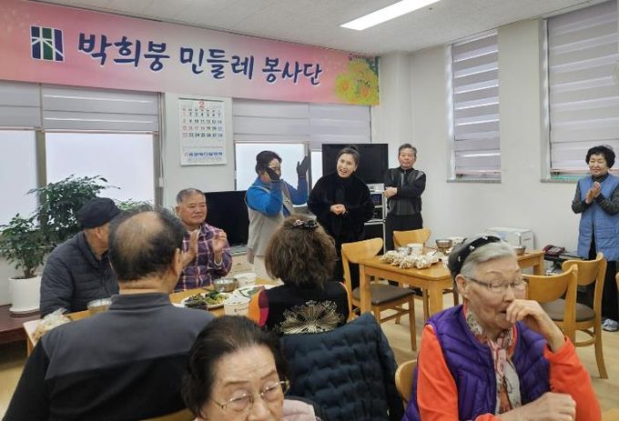 수원시 영통구 매탄4동 박희붕외과 봉사단, 매탄공원경로당 사랑의 찰밥 나눔 봉사활동