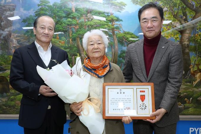 왼쪽부터 국제대학교 임지원 총장, 이군자 어르신, 평택시 정장선 시장