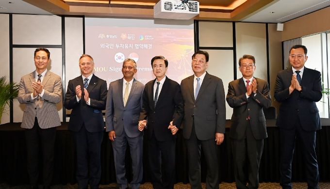 6일 싱가포르에서 투자협약을 맺는 모습.